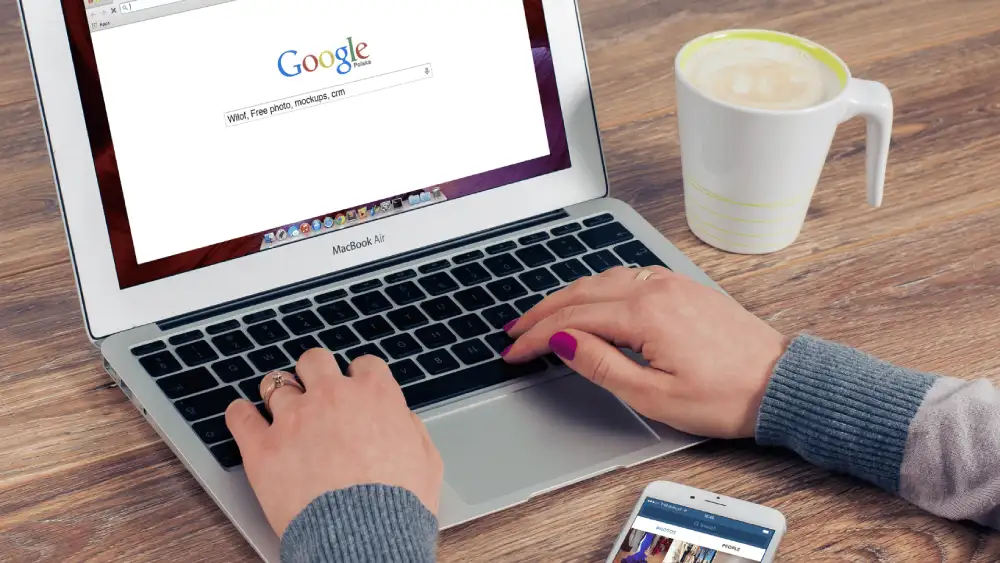 Une personne travaille le référencement naturel d'un site sur un pc portable