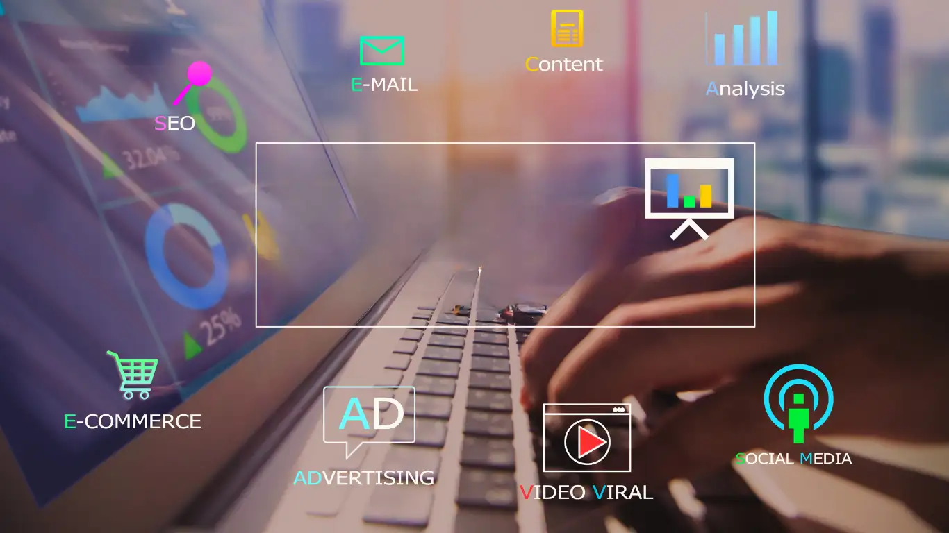 une main tape sur un clavier de pc portable des icones de social média, e-mail, e-shop, etc flotte à l'écran pour illustrer les stratégies globales de la création de site web et du webmarketing